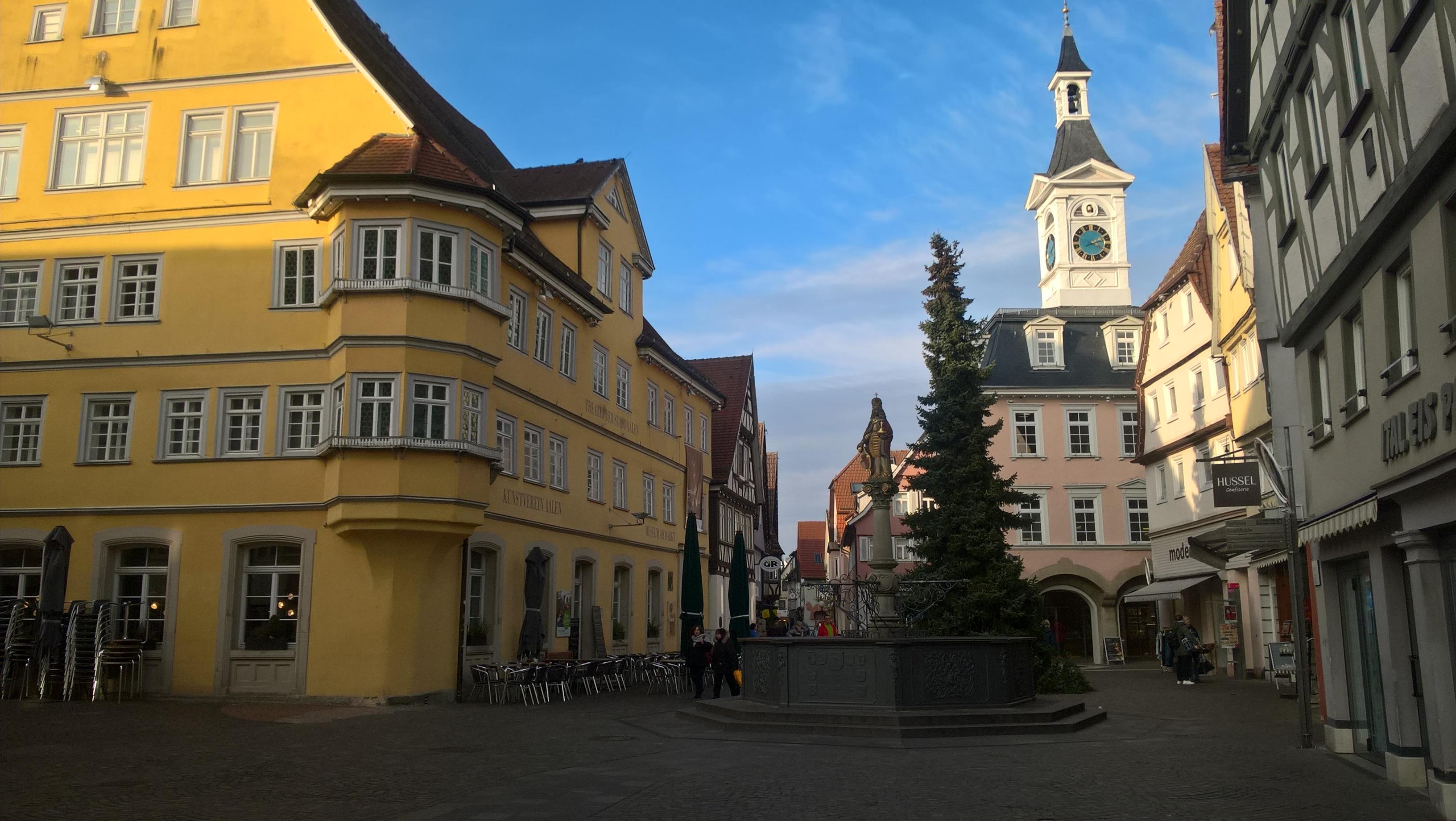Marktplatz in Aalen mit historischem Rathausturm und Marienbrunnen