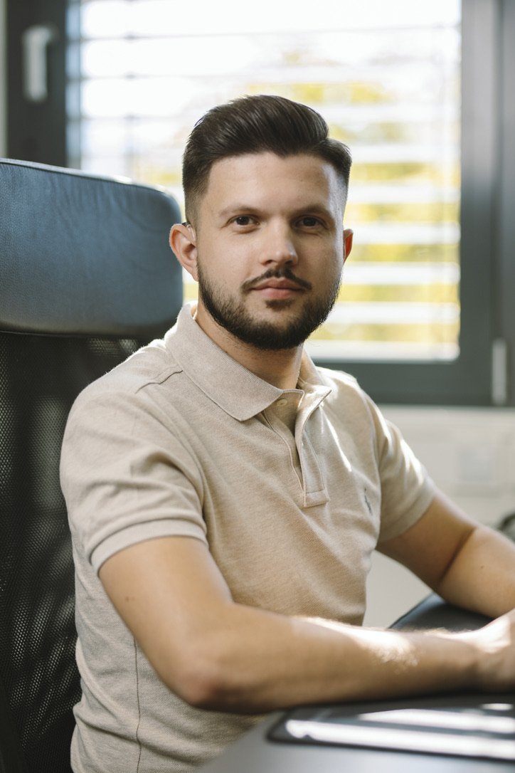 Marius Glaubitz, Gründer von MG Commerce, an seinem Arbeitsplatz