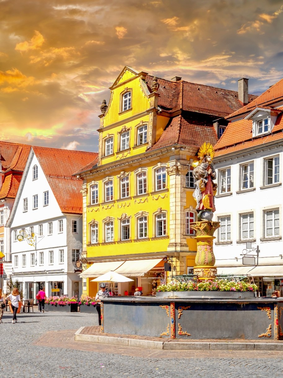 Webdesign Schwäbisch Gmünd – Marktplatz mit Marienbrunnen und barocken Bürgerhäusern