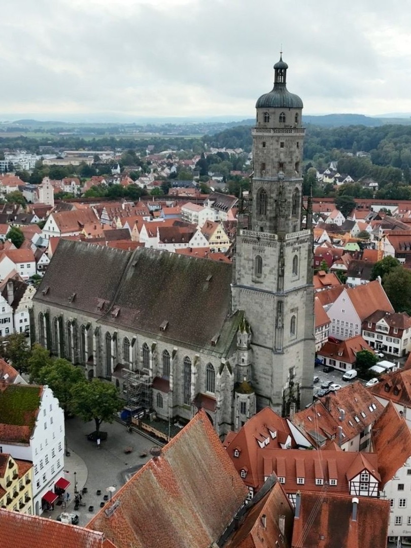 Webdesign Nördlingen – St.-Georgs-Kirche mit "Daniel"-Turm über der kreisrunden Altstadt