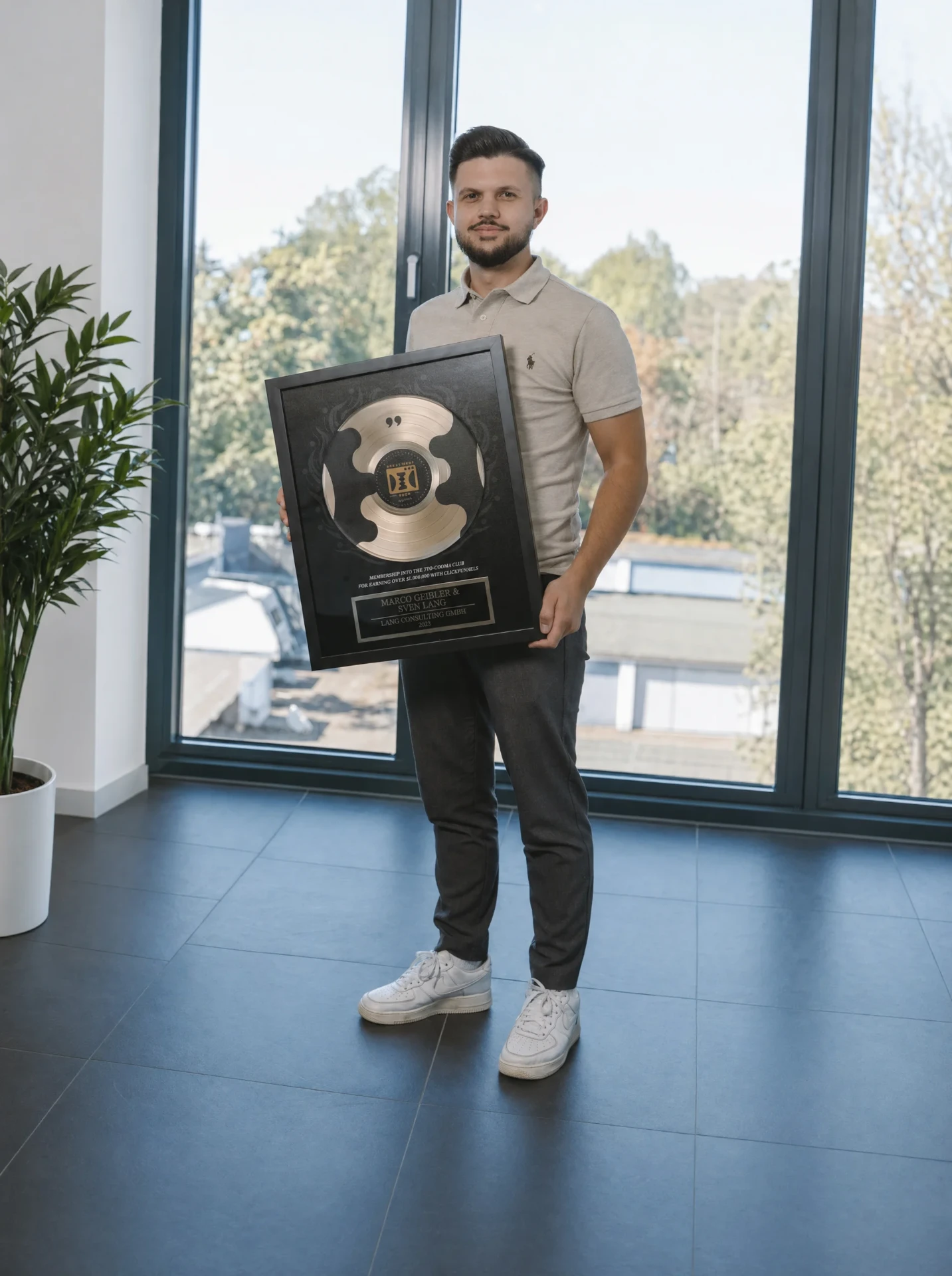 ClickFunnels Two Comma Club Award für 1 Mio. USD Umsatz